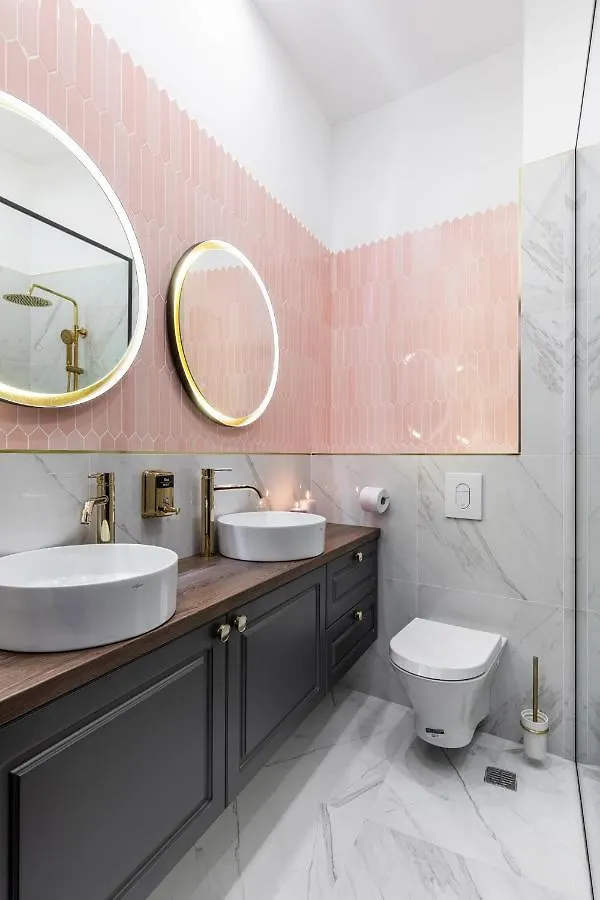 Holt Old Town Luxury Suites Bukurešť 2*,