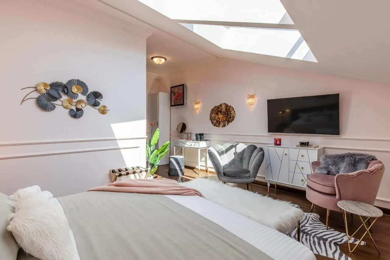 Holt Old Town Luxury Suites Bukareszt Zajazd