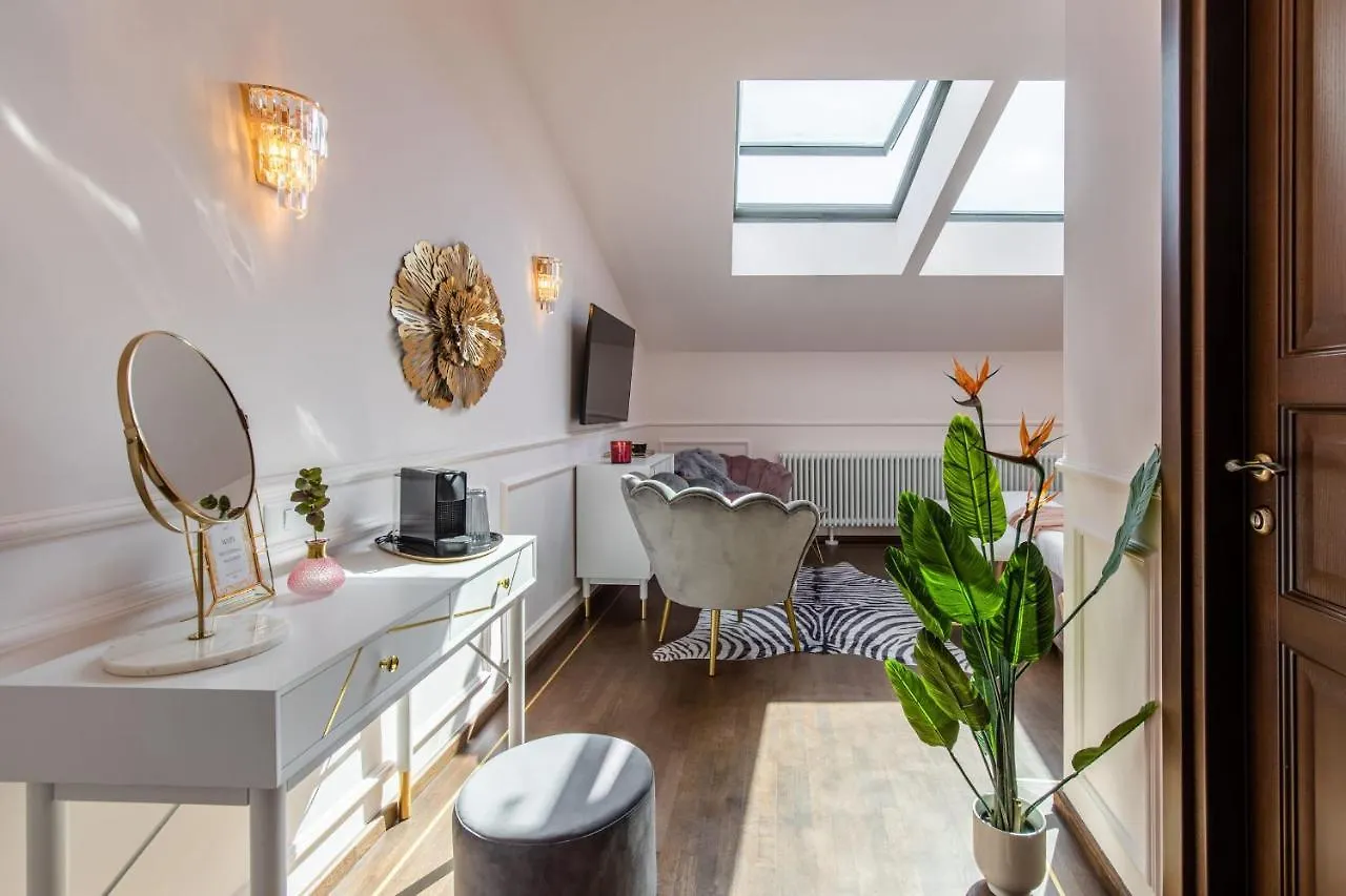 Holt Old Town Luxury Suites Bukurešť Penzion