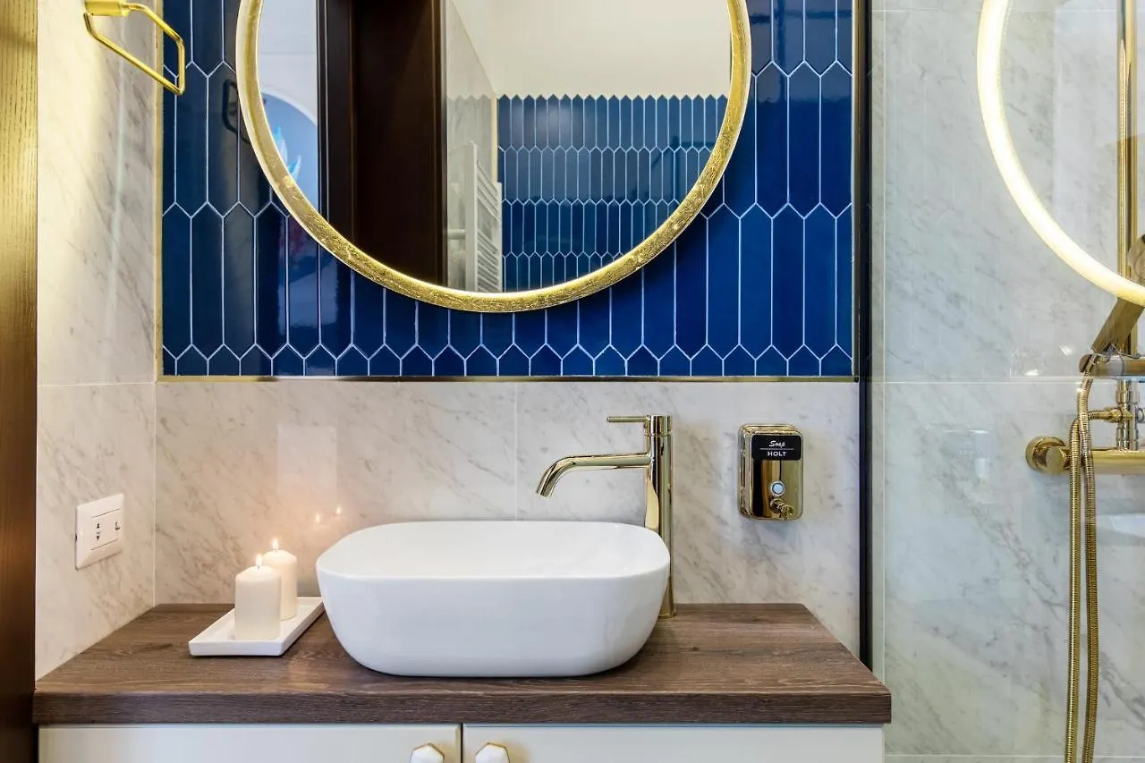 Holt Old Town Luxury Suites Bucharest 2*,