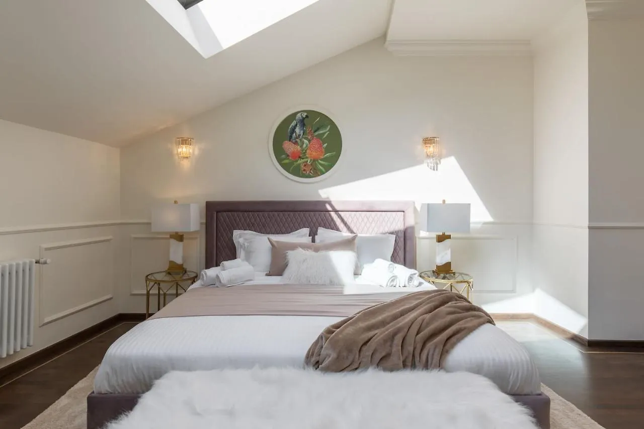 ** אורחן בוקרשט Holt Old Town Luxury Suites רומניה